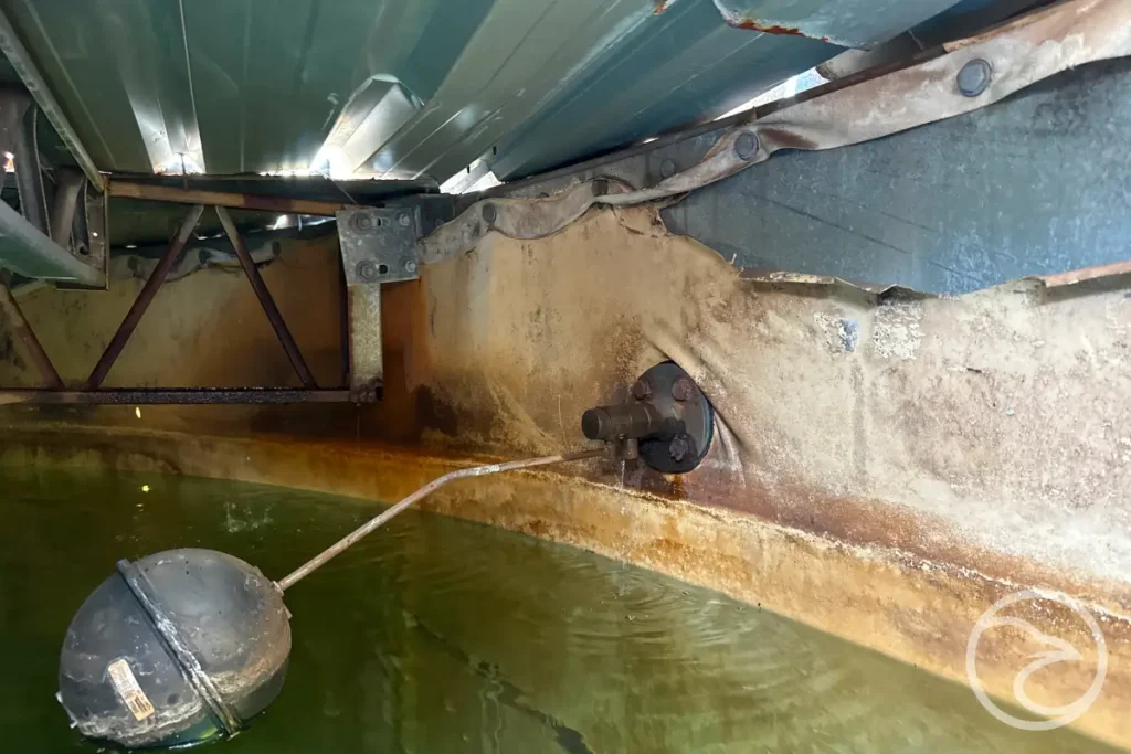 leaking roof reservoir